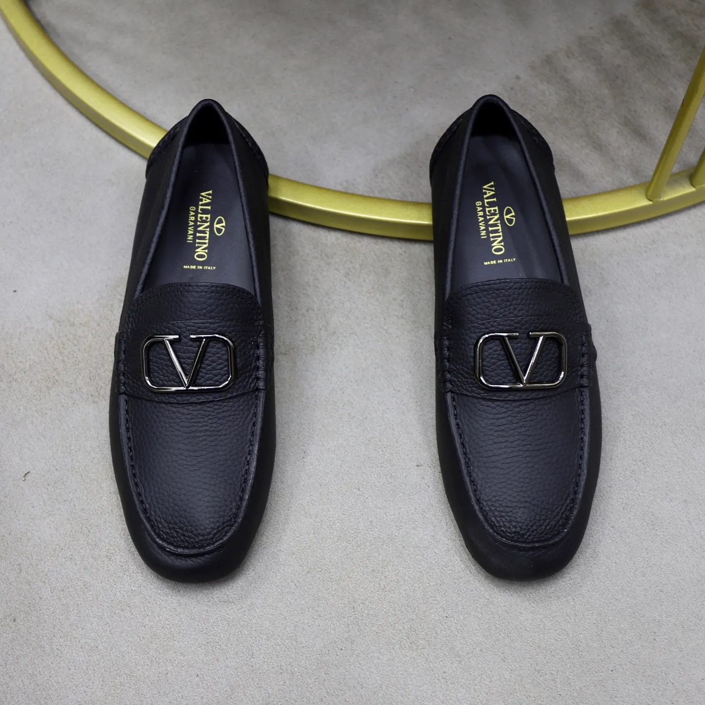 Men's shoes: 640💰VALENTINO, made of imported cowhide with imported water-dyed cow lining, iconic hardware and iconic wear-resistant outsole. 38-45 (customized at 45) VALENTINO packaging All orders enjoy the brand’s iconic product packaging